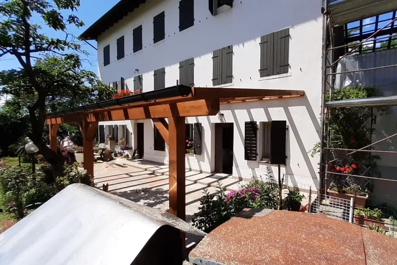 pergola addossata in legno lamellare certificato