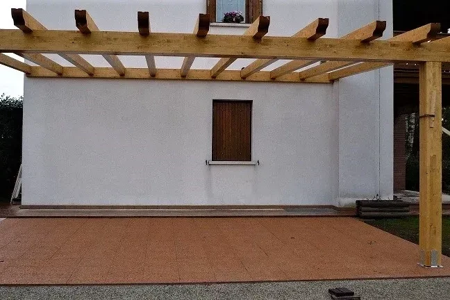 pergola in legno addossata su misura