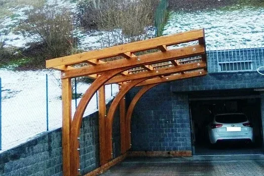copertura posto auto addossata in legno di abete archi curvi