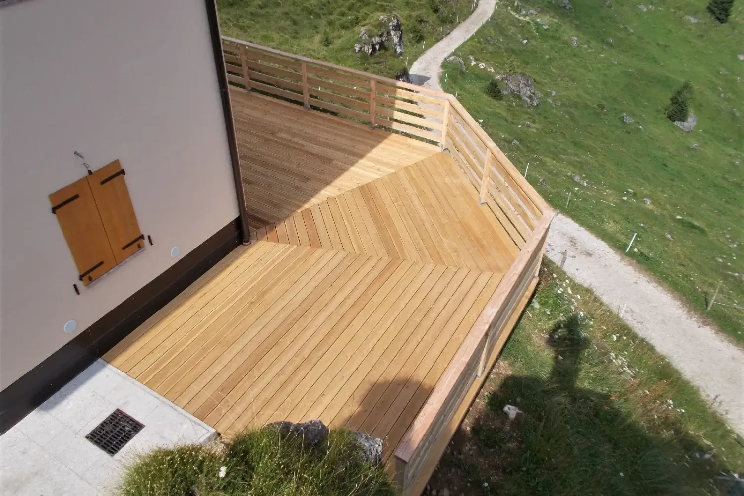 pavimento da esterno in larice con barriera in legno