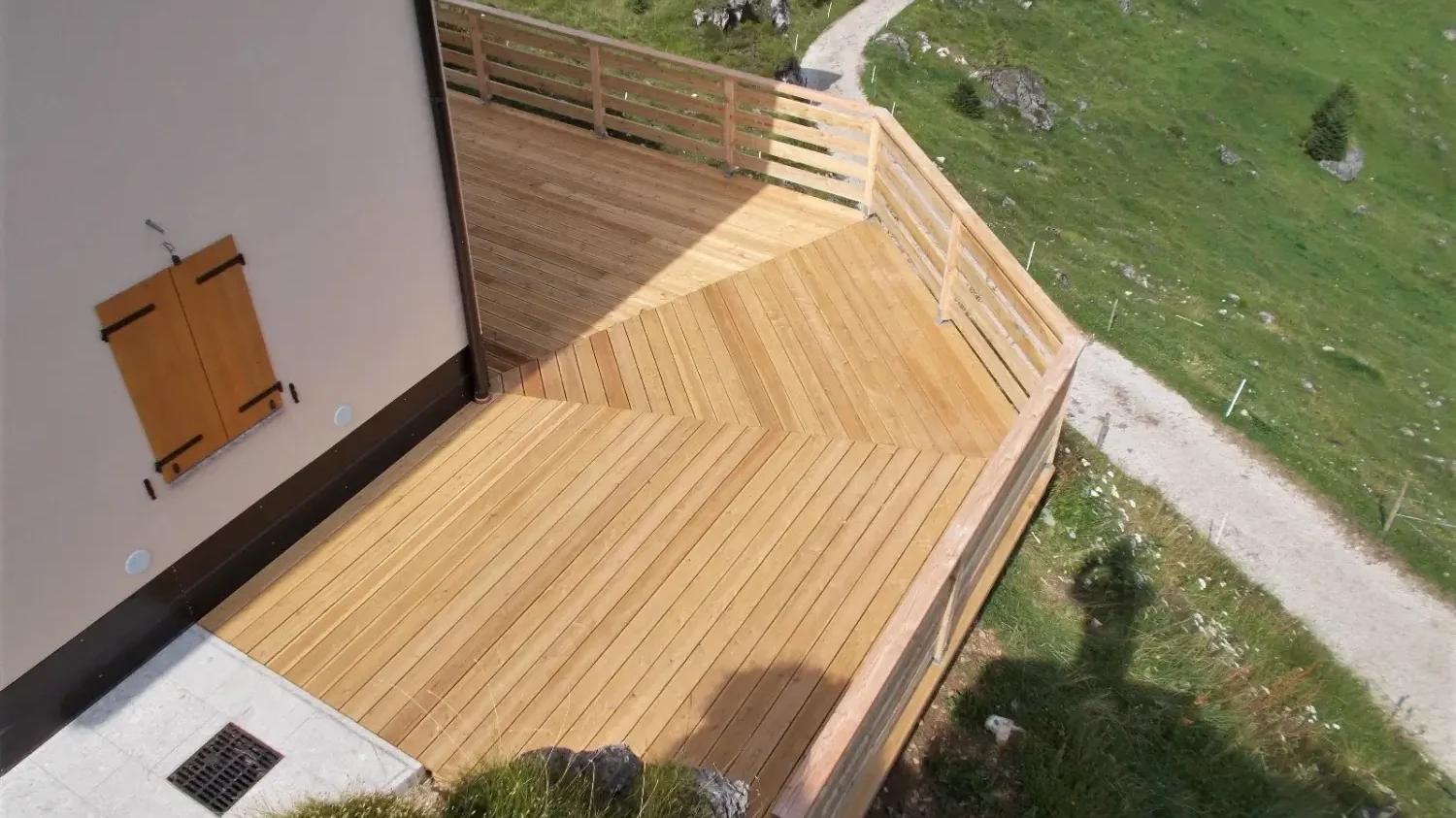 pavimento da esterno in larice con barriera in legno