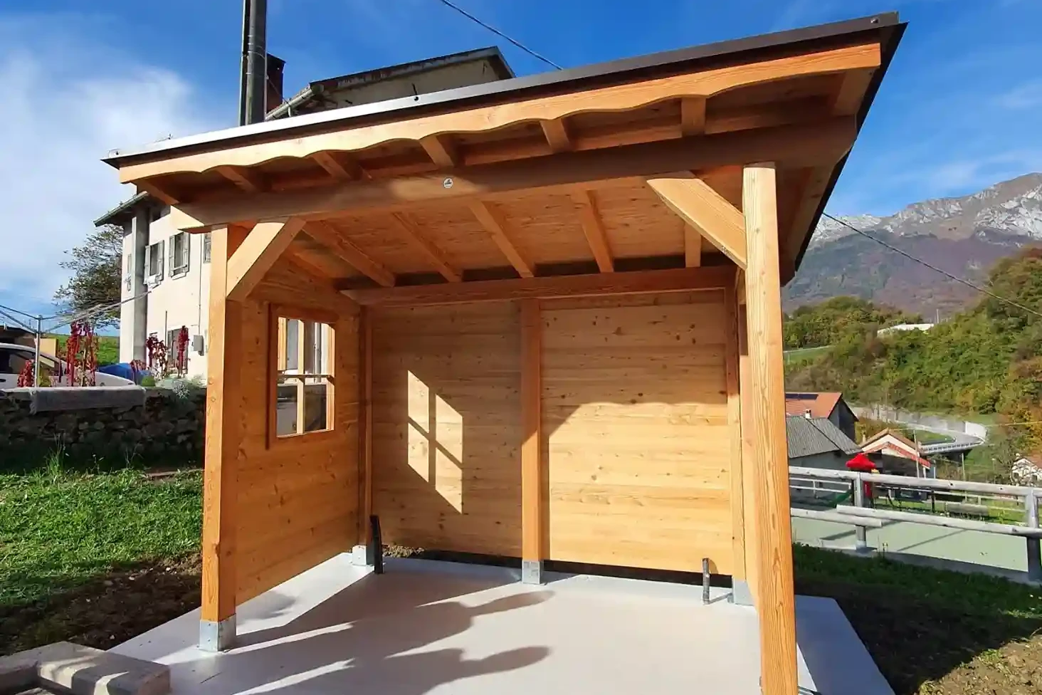 pensilina in legno di larice naturale al comune di alpago