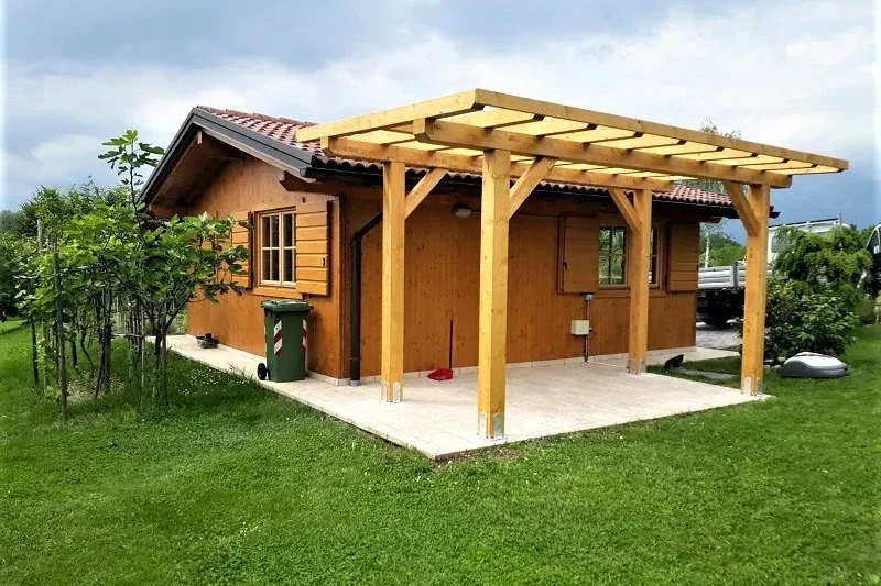 pergola in legno lamellare di abete con tettoia piatta