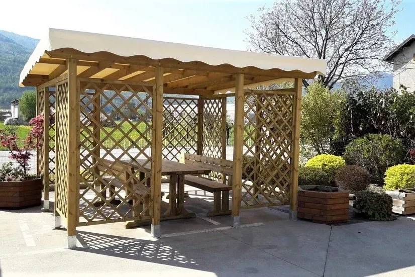 pergola in pino nordico trattato in autoclave con tetto a una falda e grigliati
