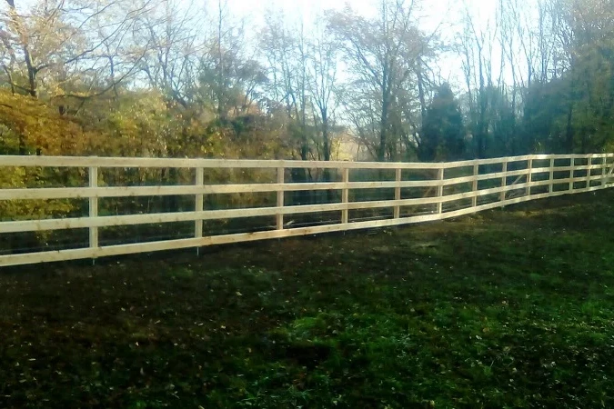 recinzione in legno di larice con tavole orizzontali