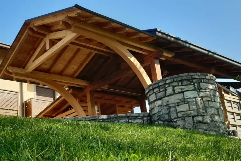 ricovero in legno di larice per trattore