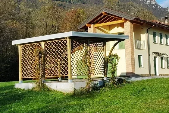 tettoia per posto auto in pino nordico con archi