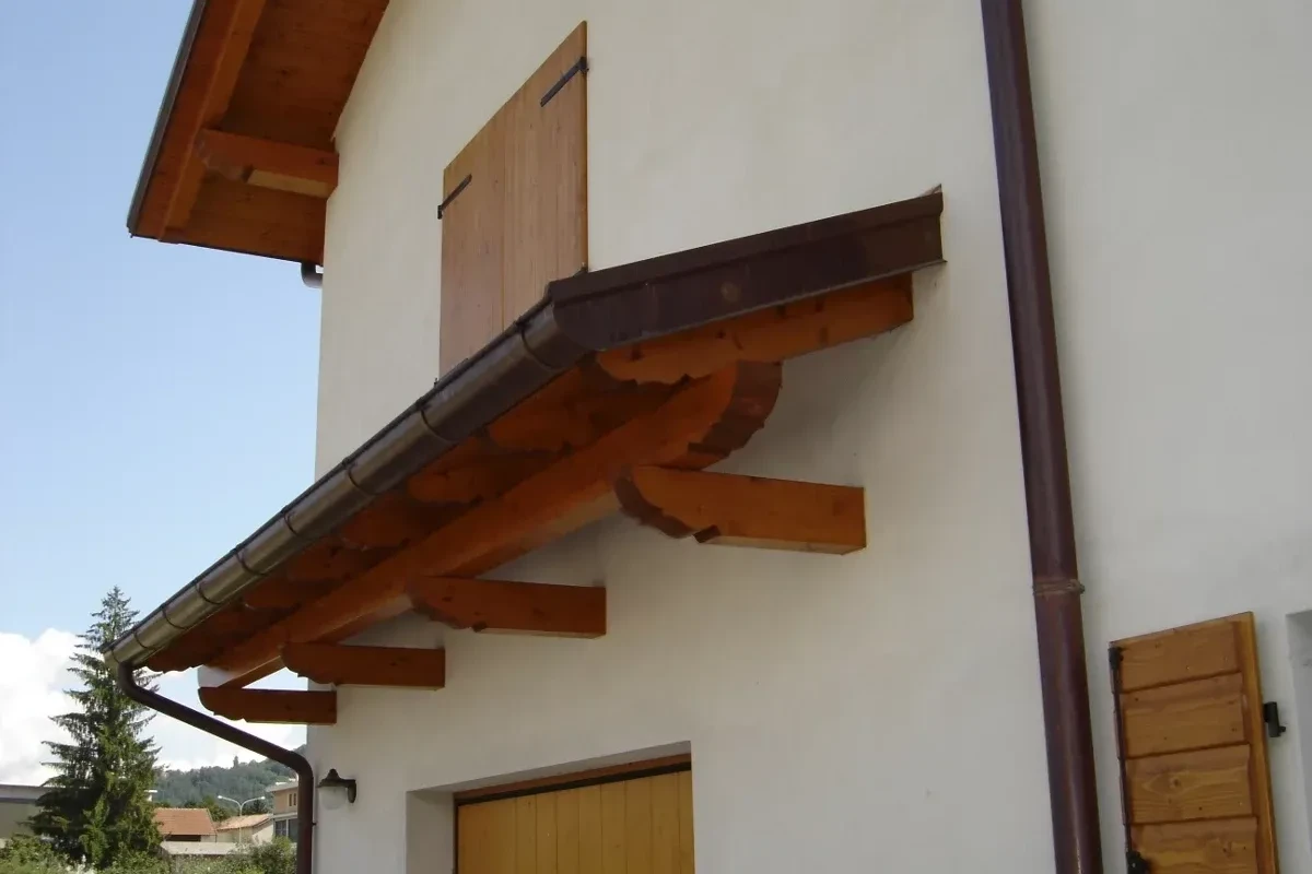 tettuccio sopra porta in legno con travi