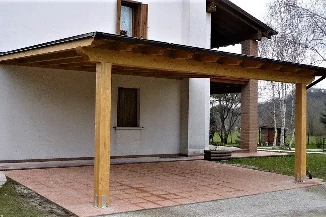 pergola addossata in legno lamellare di abete copertura