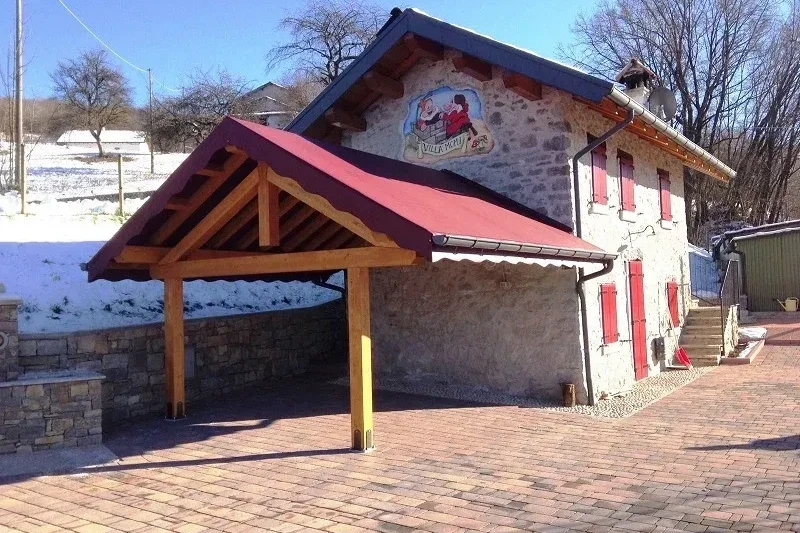 pergola addossata in legno lamellare di abete con tetto a 2 falde
