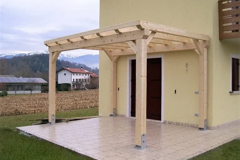 pergola addossata in legno lamellare di abete non impregnato