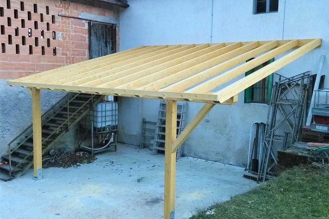 pergola addossata di legno lamellare non impregnato