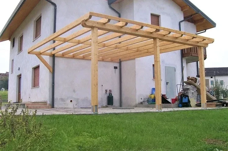 pergola addossata in lamellare di abete non impregnato