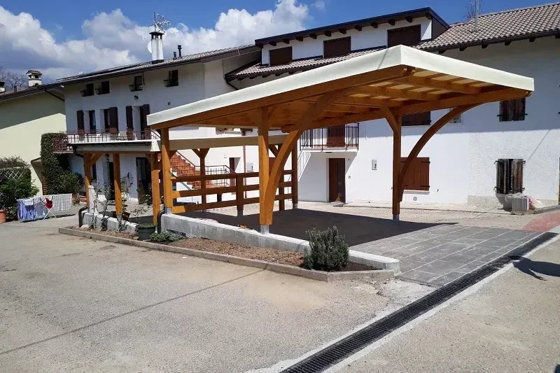 copertura posto auto singolo legno di abete con archi e telo