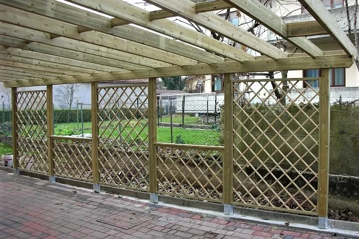 pergola addossata in pino nordico con grigliato da una lato