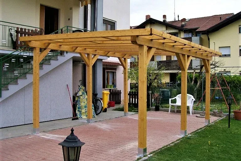 pergola in legno lamellare di abete da giardino