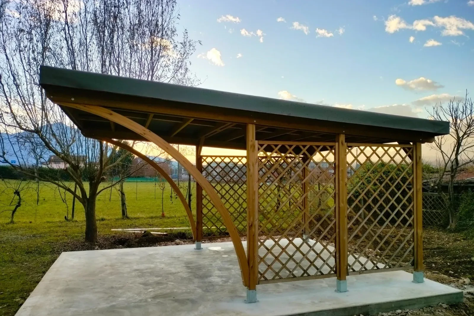 posto auto in legno di pino nordico in autoclave con struttura ad archi