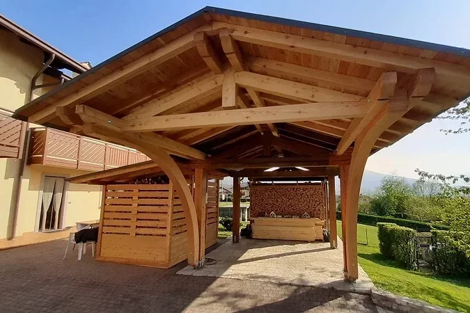 ricovero per trattore in larice