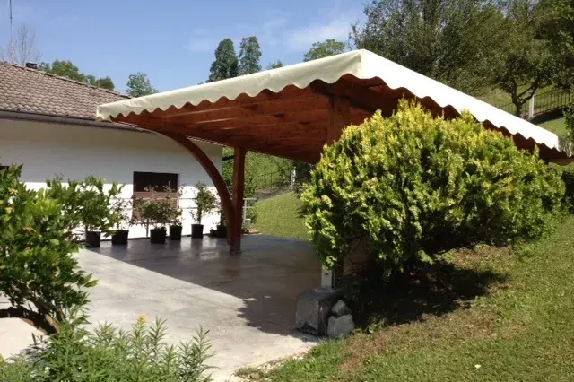 posto auto con struttura in legno di abete con archi e telo