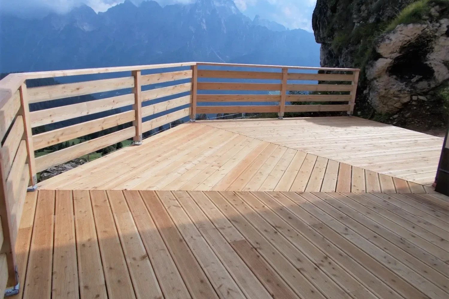 terrazza in legno di larice con recinzione rustica in legno