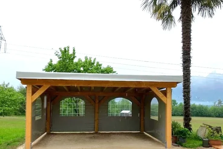 posto auto doppio con copertura in legno di abete e tamponamenti con telo