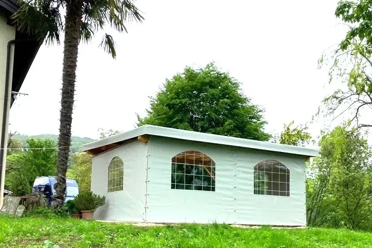 tettoia doppia per auto in legno di abete con tamponamenti in telo