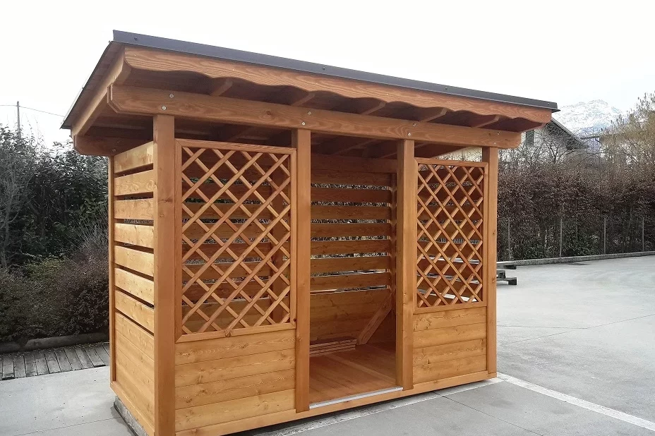 legnaia in legno con tetto con mantovane