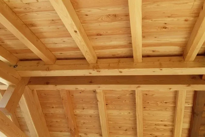 particolare di copertura di un ricovero per trattore in larice