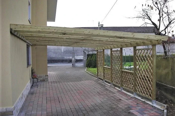 pergola addossata con tettoia a travi in legno di pino nordico