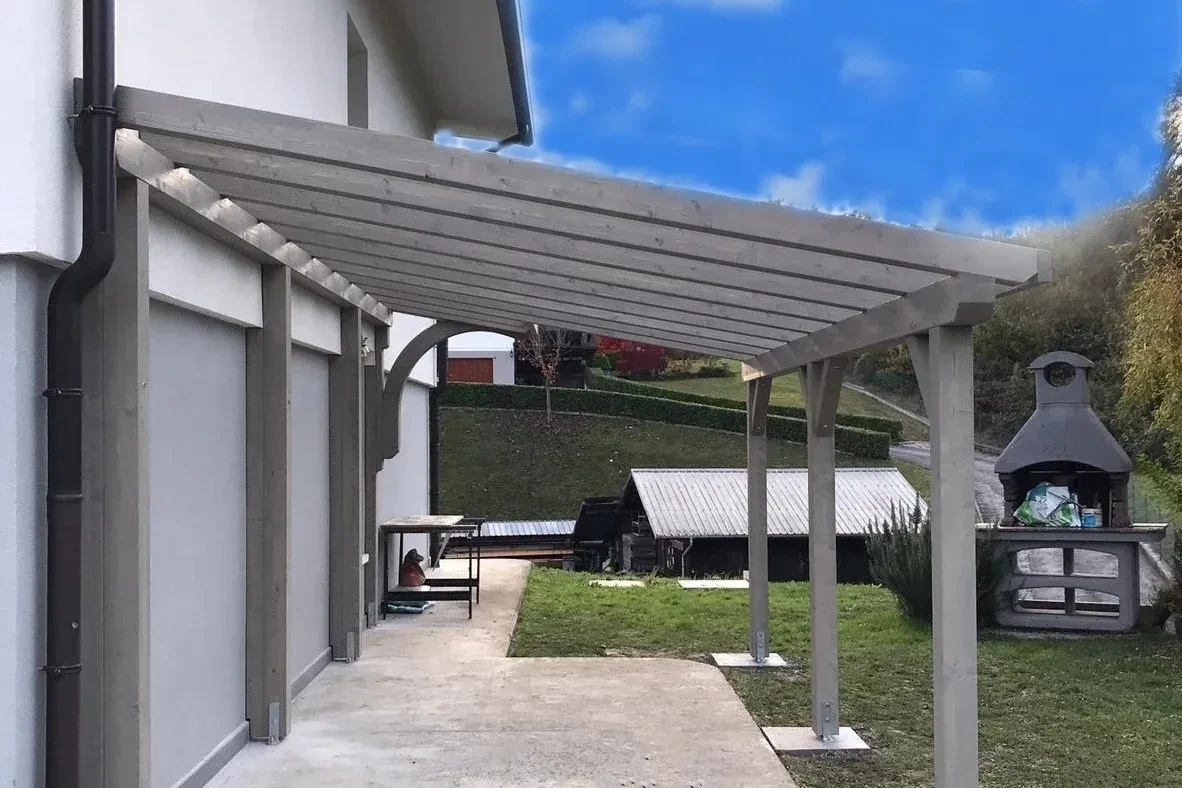 pergola in legno addossata in abete grigio lamellare