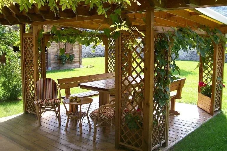 pergola in pino nordico trattato in autoclave con fioriere e grigliato ad angolo
