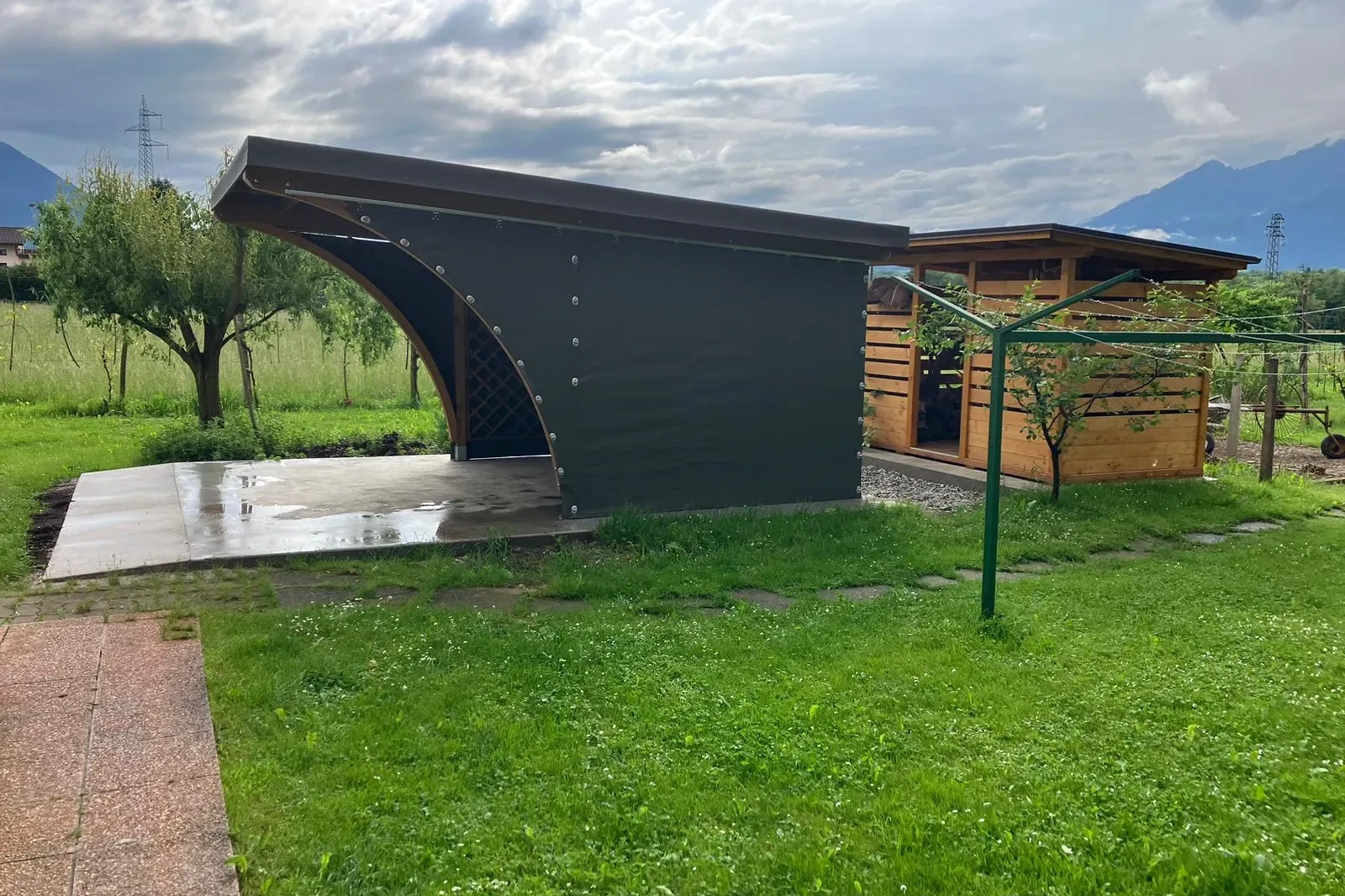 posto auto in pino nordico con arco e struttura in legno