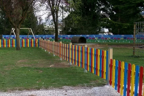 recinto in legno di pino nordico per Scuola Materna con tavolette verticali colorate