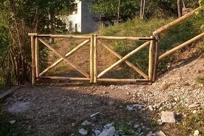 cancello in legno di castagno