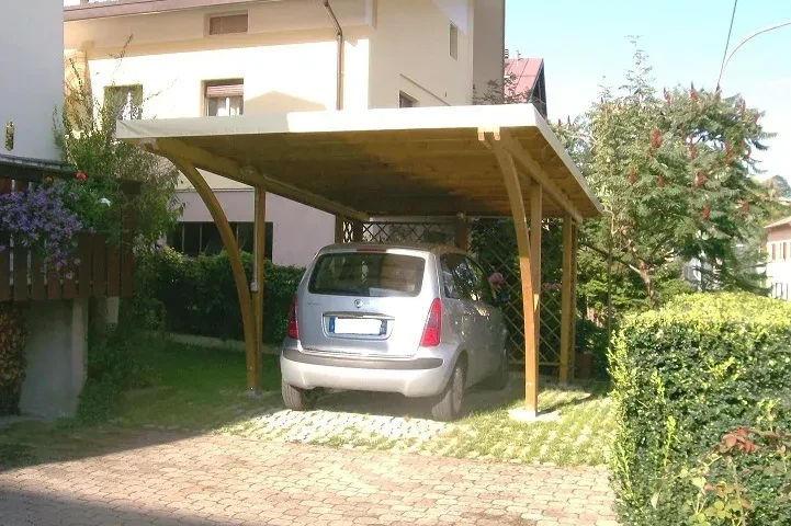 copertura posto auto singolo in legno di pino nordico con archi