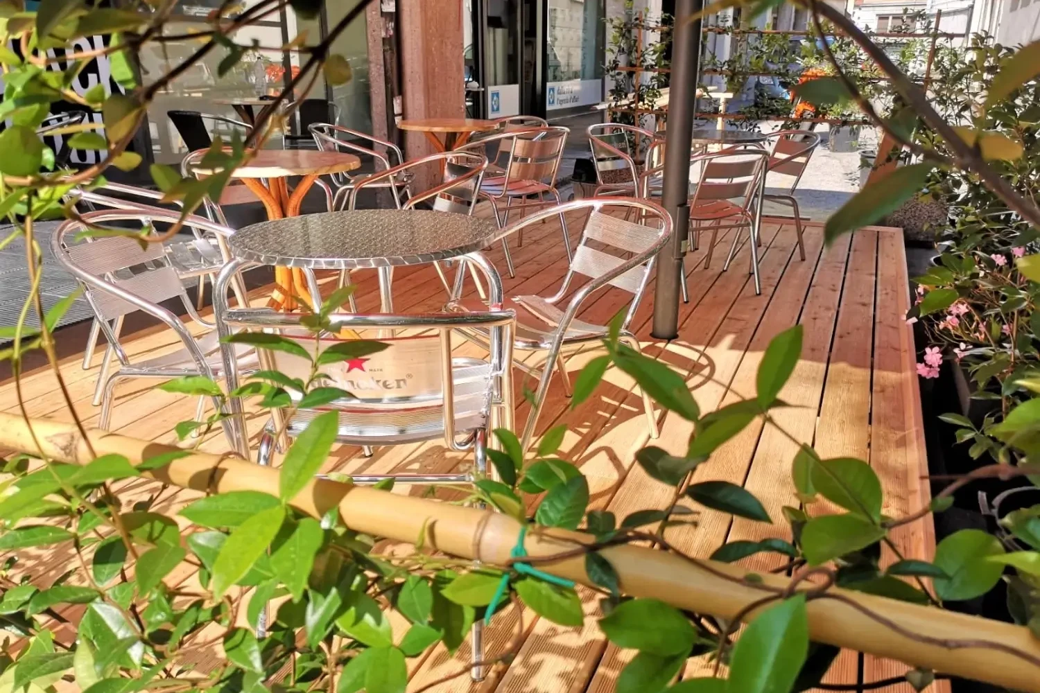 pavimentazione in larice per plateatico bar