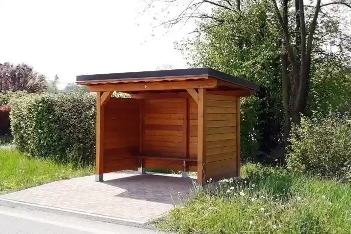 pensilina per esterni in larice con tetto a una falda