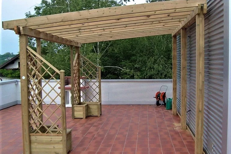pergola addossata in pino nordico trattato in autoclave con fioriere ad angolo