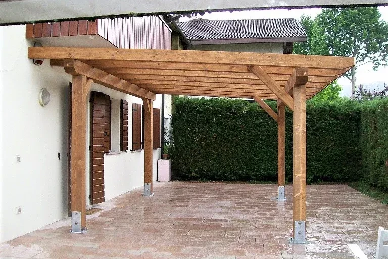 pergola in legno di abete lamellare con tettoia a una falda