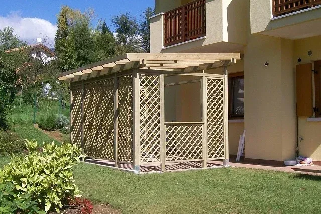 pergola in legno di pino nordico in autoclave grigliato su 3 lati