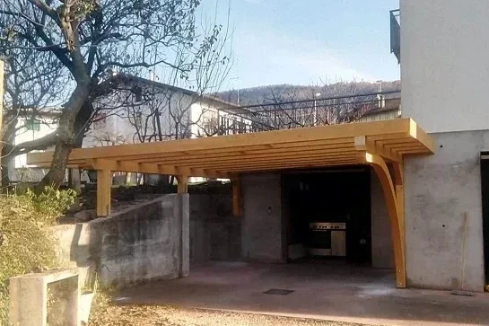 tettoia auto addossata in legno di abete