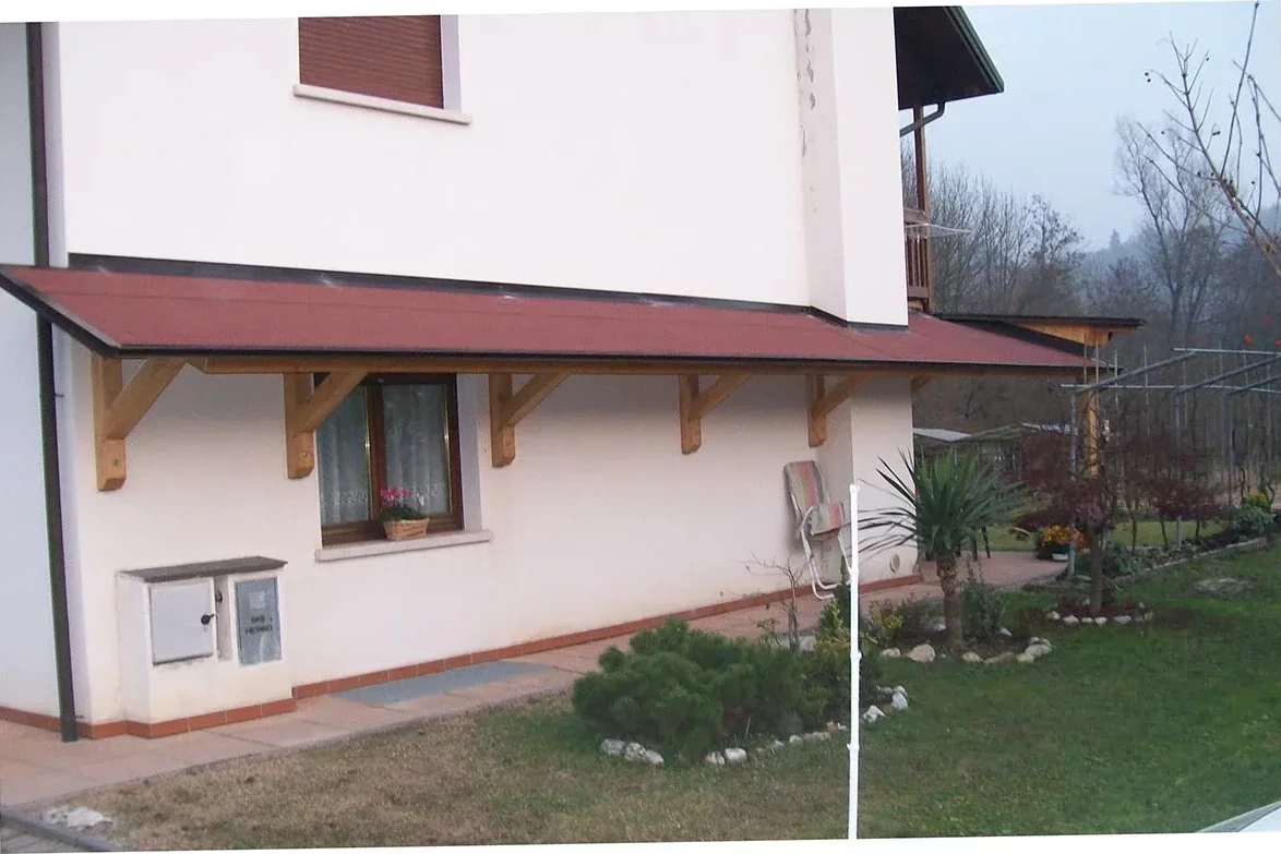 tettuccio di legno sopra porta