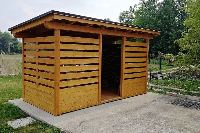 legnaia in legno con tavole intervallate