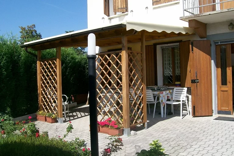 pergola addossata in pino nordico trattato in autoclave con grigliato ad angolo