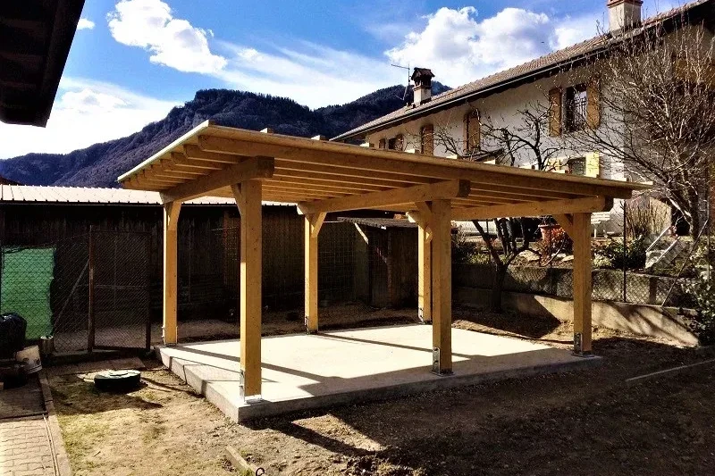 pergola in abete lamellare con tetto a una falda in legno