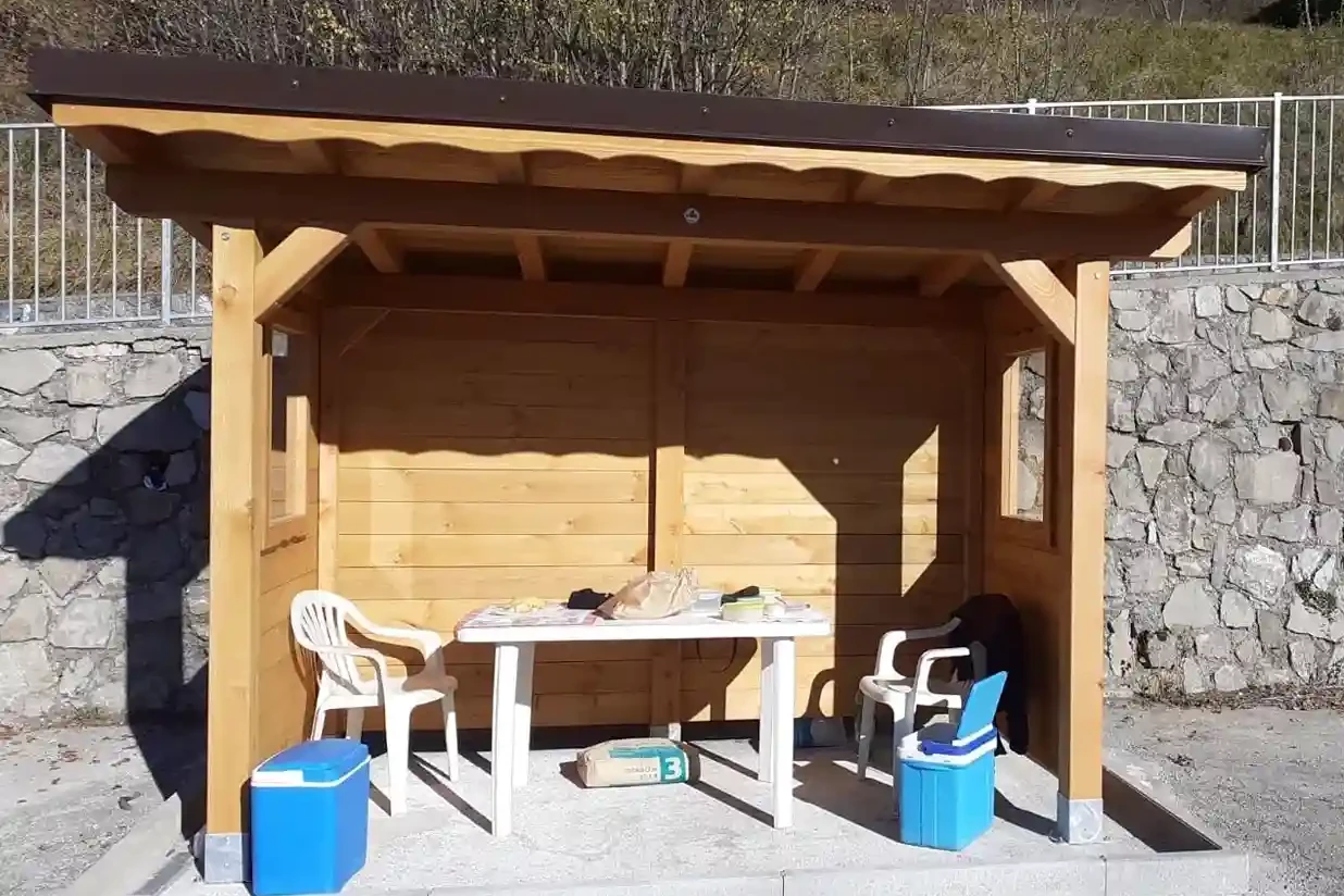 pensilina in larice da esterno con aperture a lato