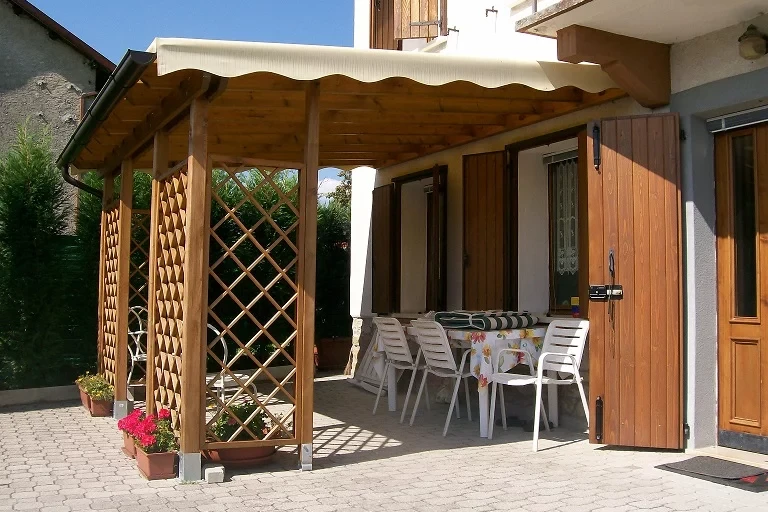 pergola addossata in legno nordico con grigliato ad angolo