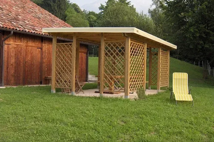 pergola in legno di pino nordico con tetto a una flada e un telo