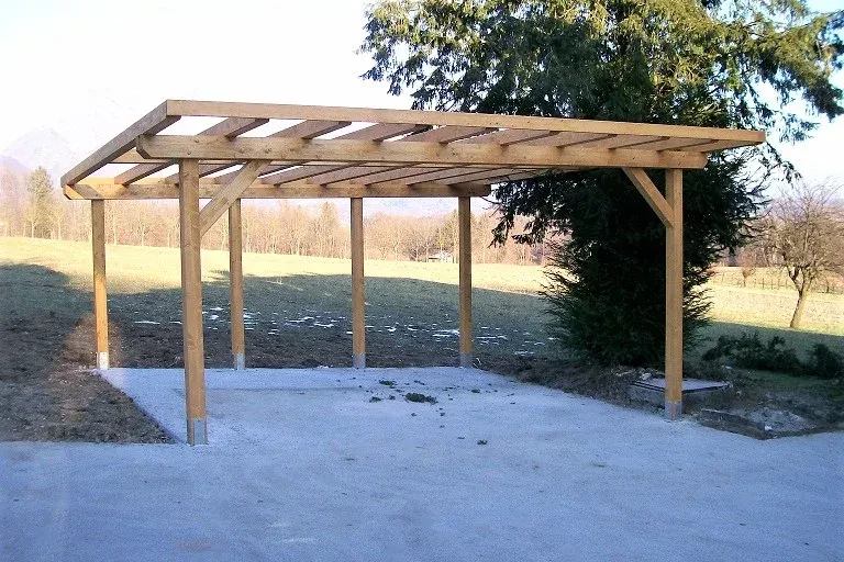 pergola in legno lamellare di abete con tetto a una falda