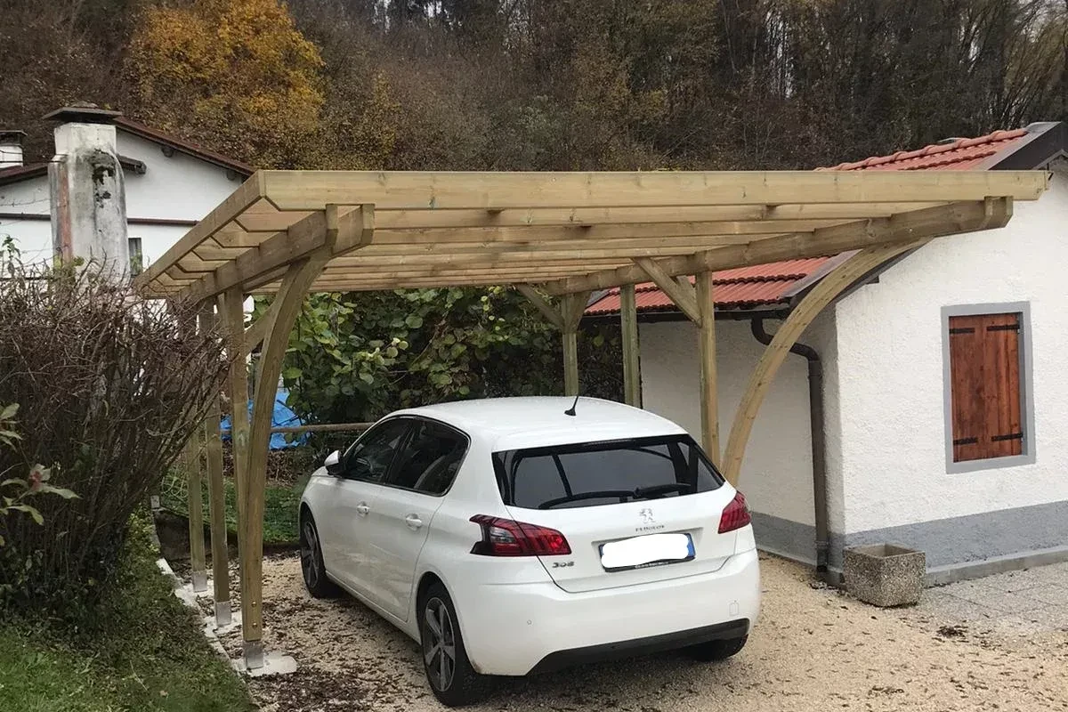 struttura posto auto in legno di pino nordico con archi